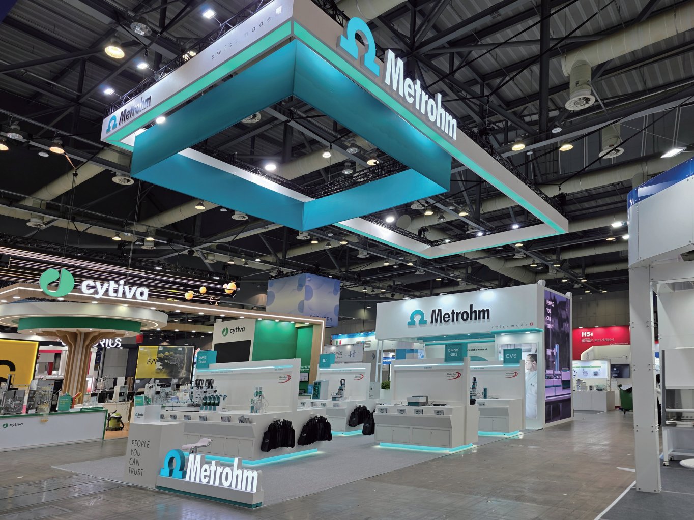 Metrohm青绿色悬挂结构展位设计实景