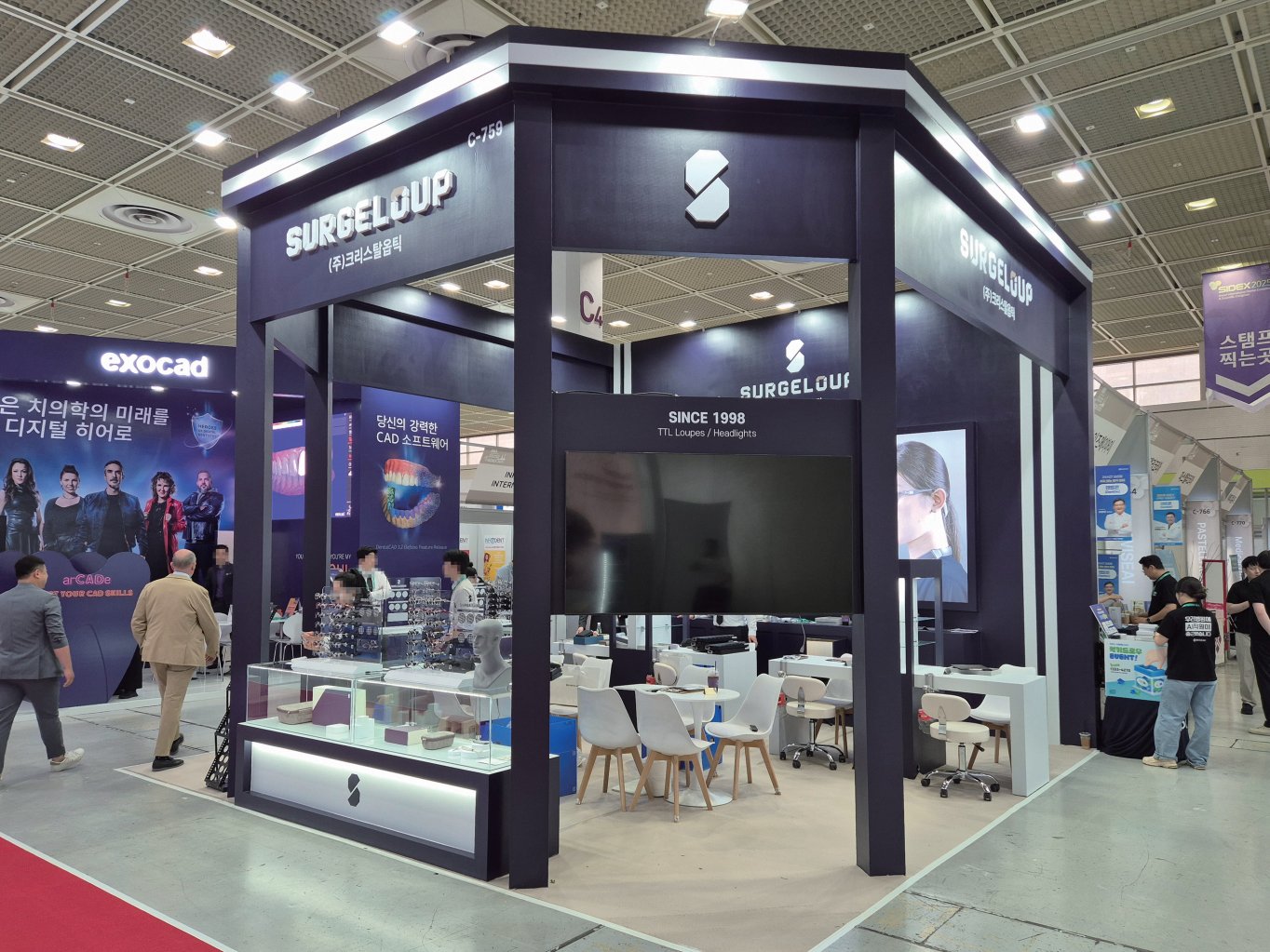 SURGELOUP深色框架展位设计实景