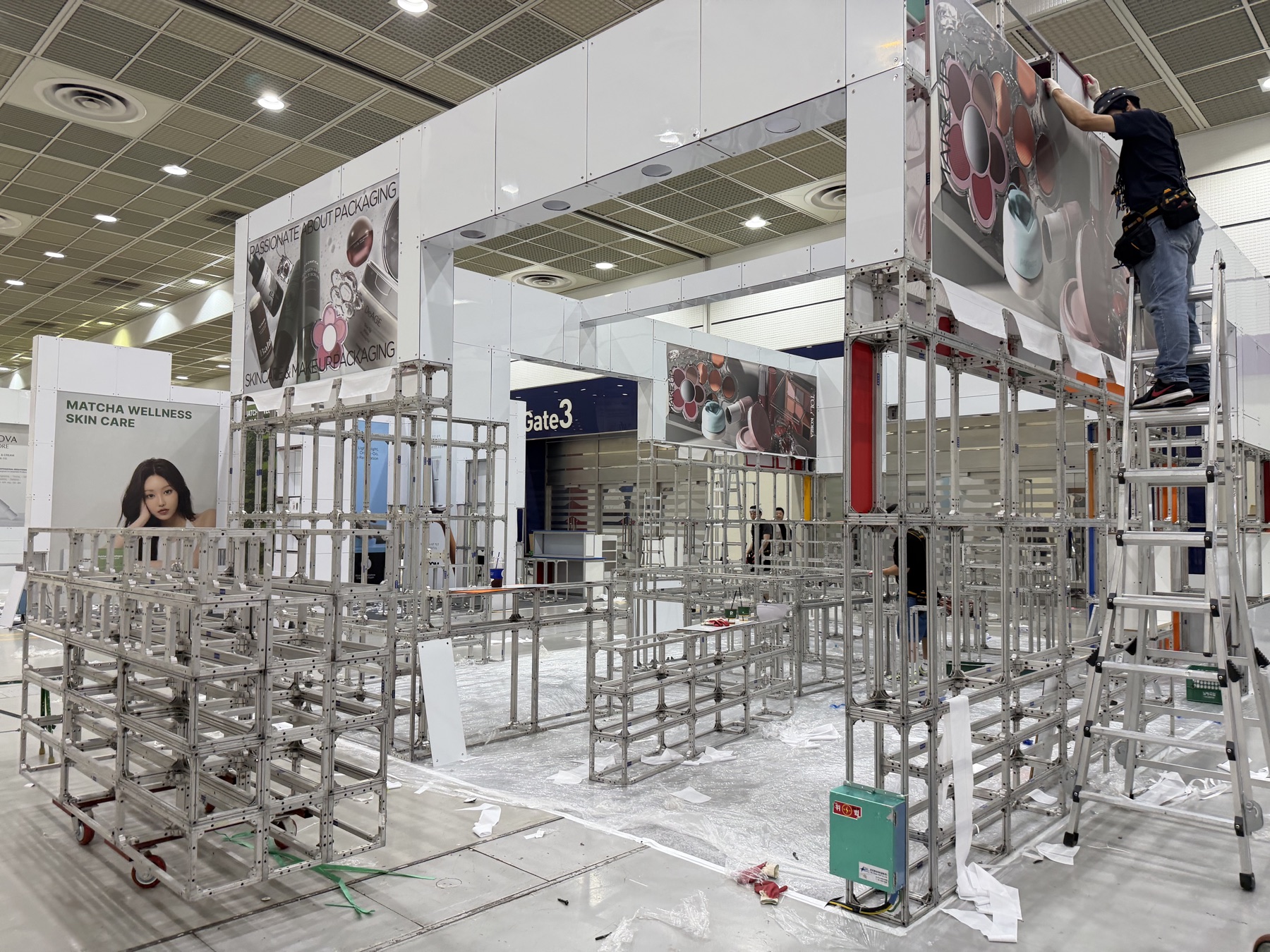 韩国展馆内多人搭建金属框架展位