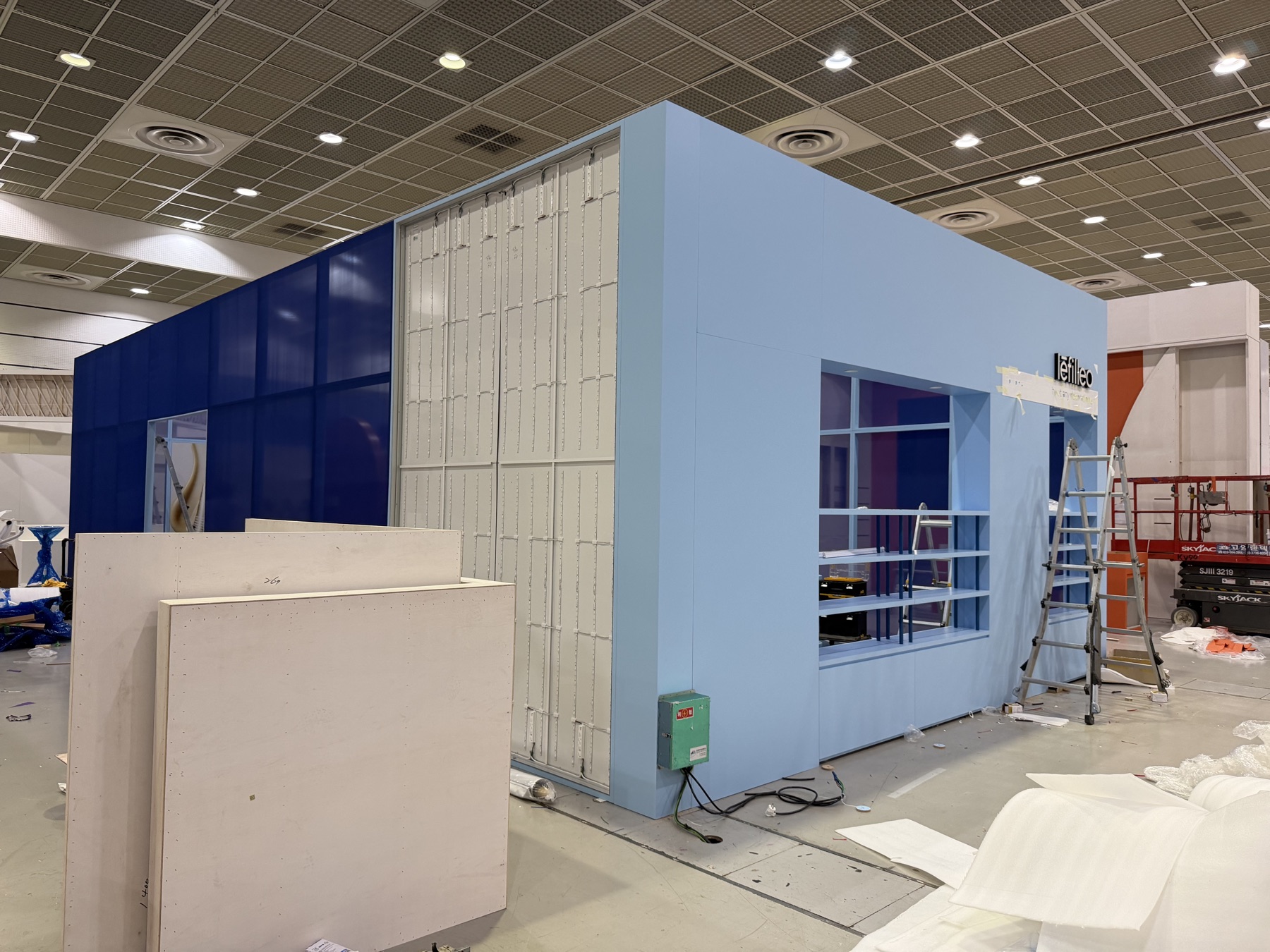 韩国展馆内蓝色展位隔墙施工现场